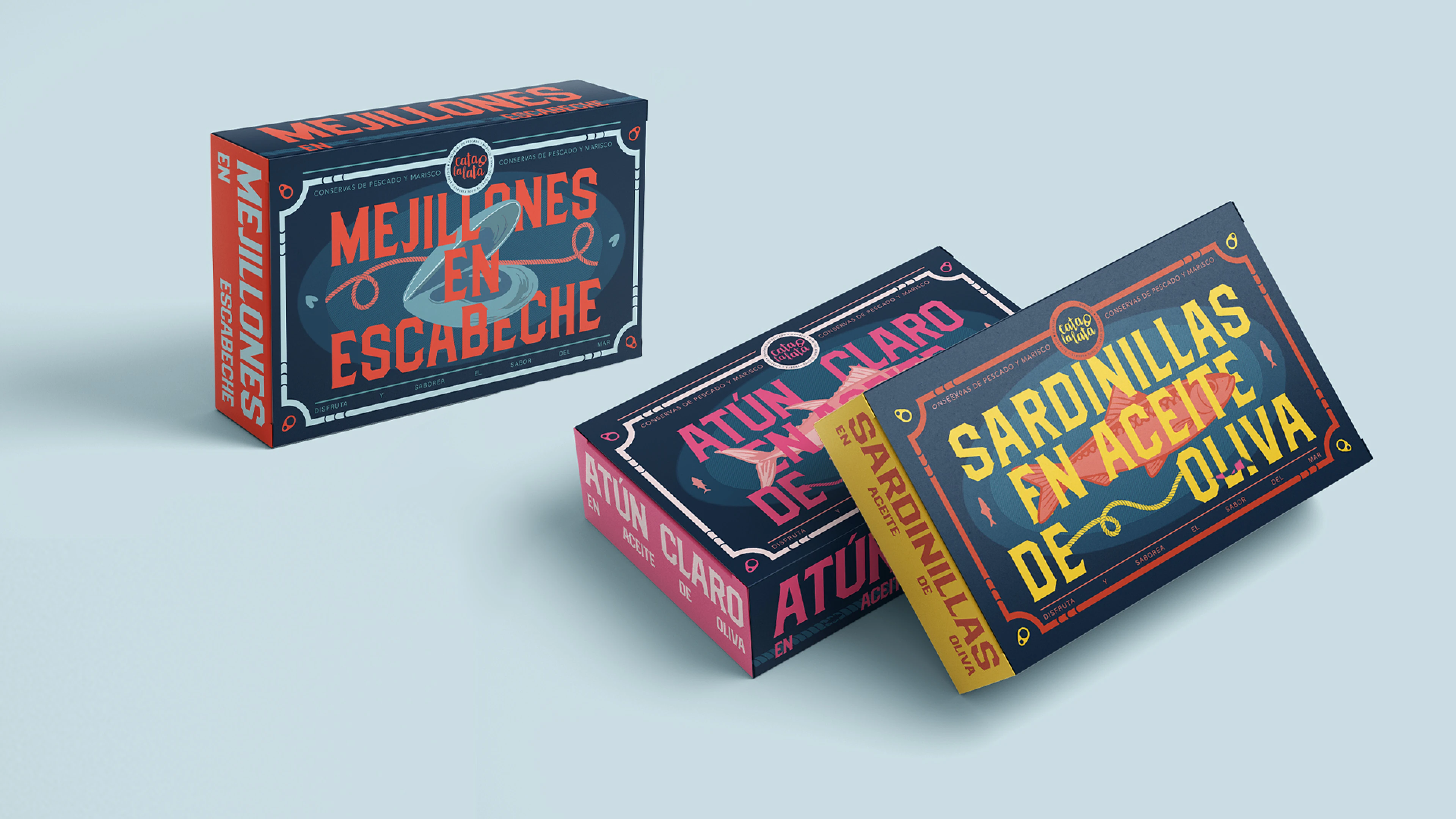 Diseño de la caja de tres latas visto desde diferentes perspectivas sobre fondo azul
