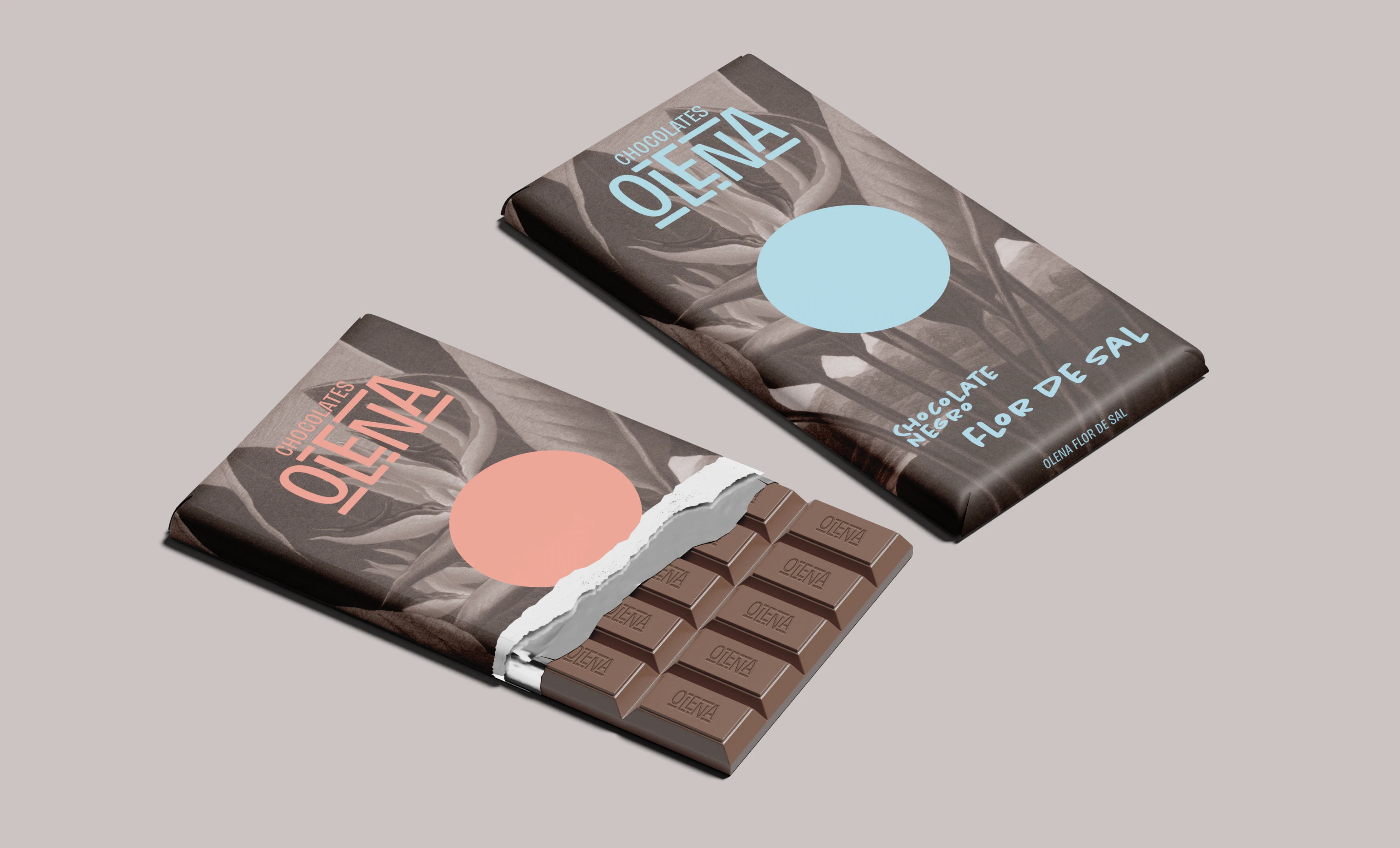 Dos tabletas de chocolate, una abierta con envoltura metálica visible